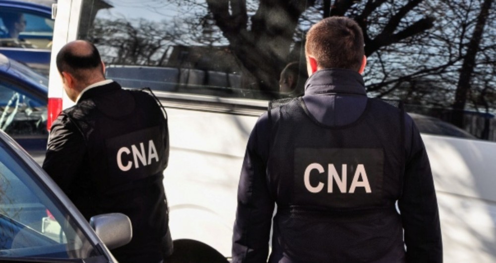 FLASH // O avocată, reținută de CNA pentru pretinderea unei mite de 1050 de euro. A fost prinsă în momentul în care returna banii